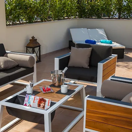 Diamond Apartment *
